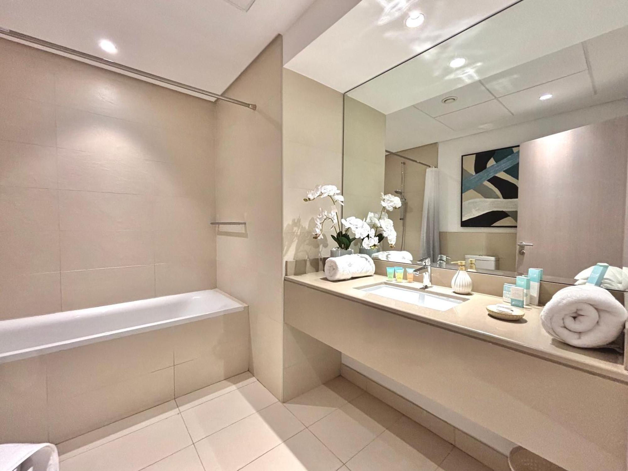 Apartment Luxury 2br, Yas Island By Ferrari World & Yas Mall