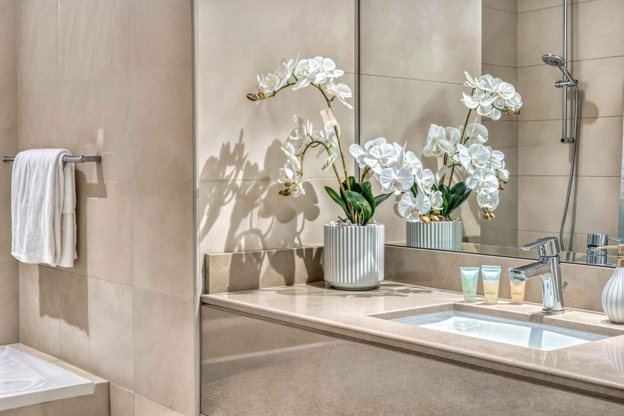 Luxury 2br, Yas Island By Ferrari World & Yas Mall