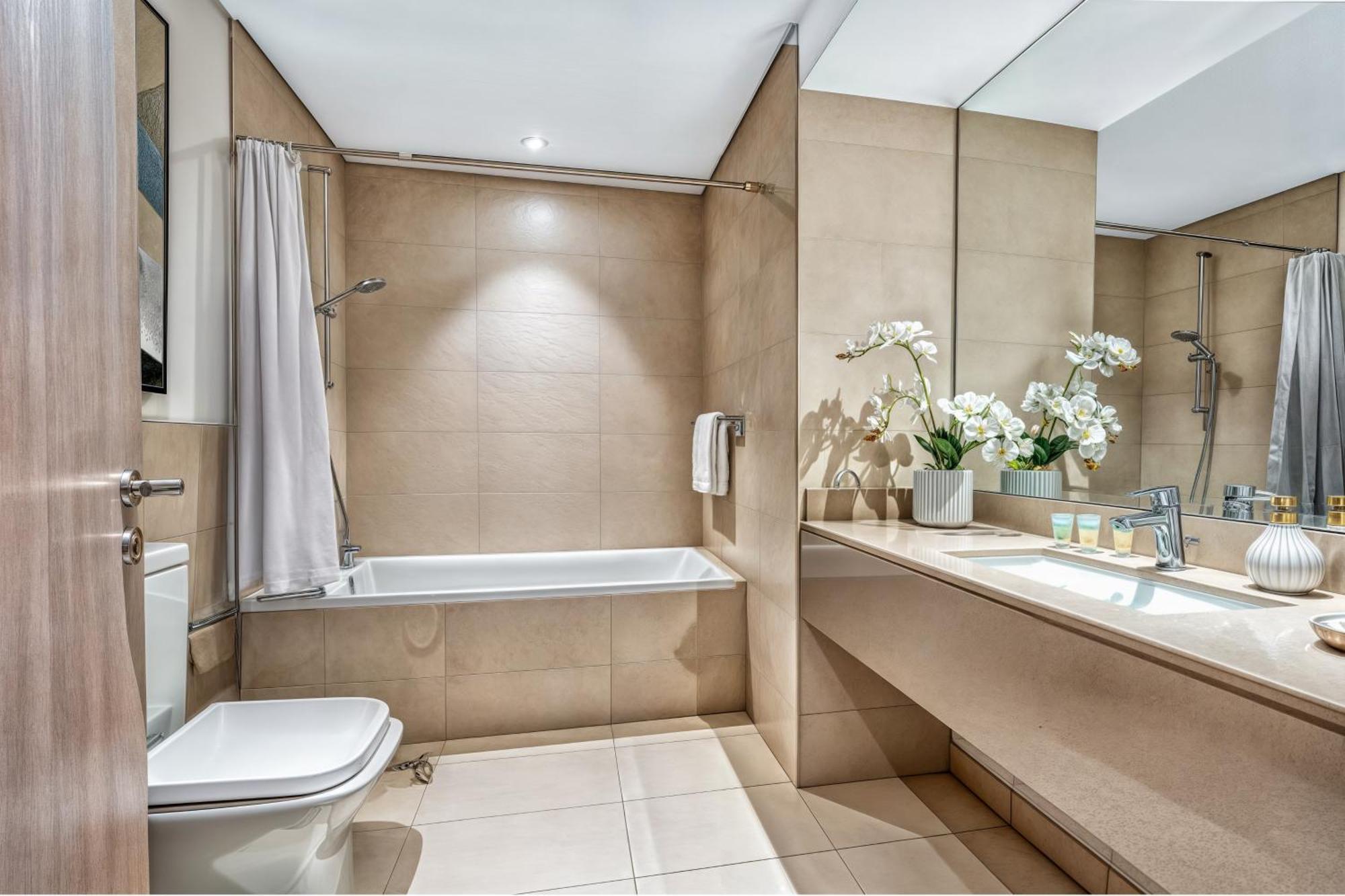 Luxury 2br, Yas Island By Ferrari World & Yas Mall *