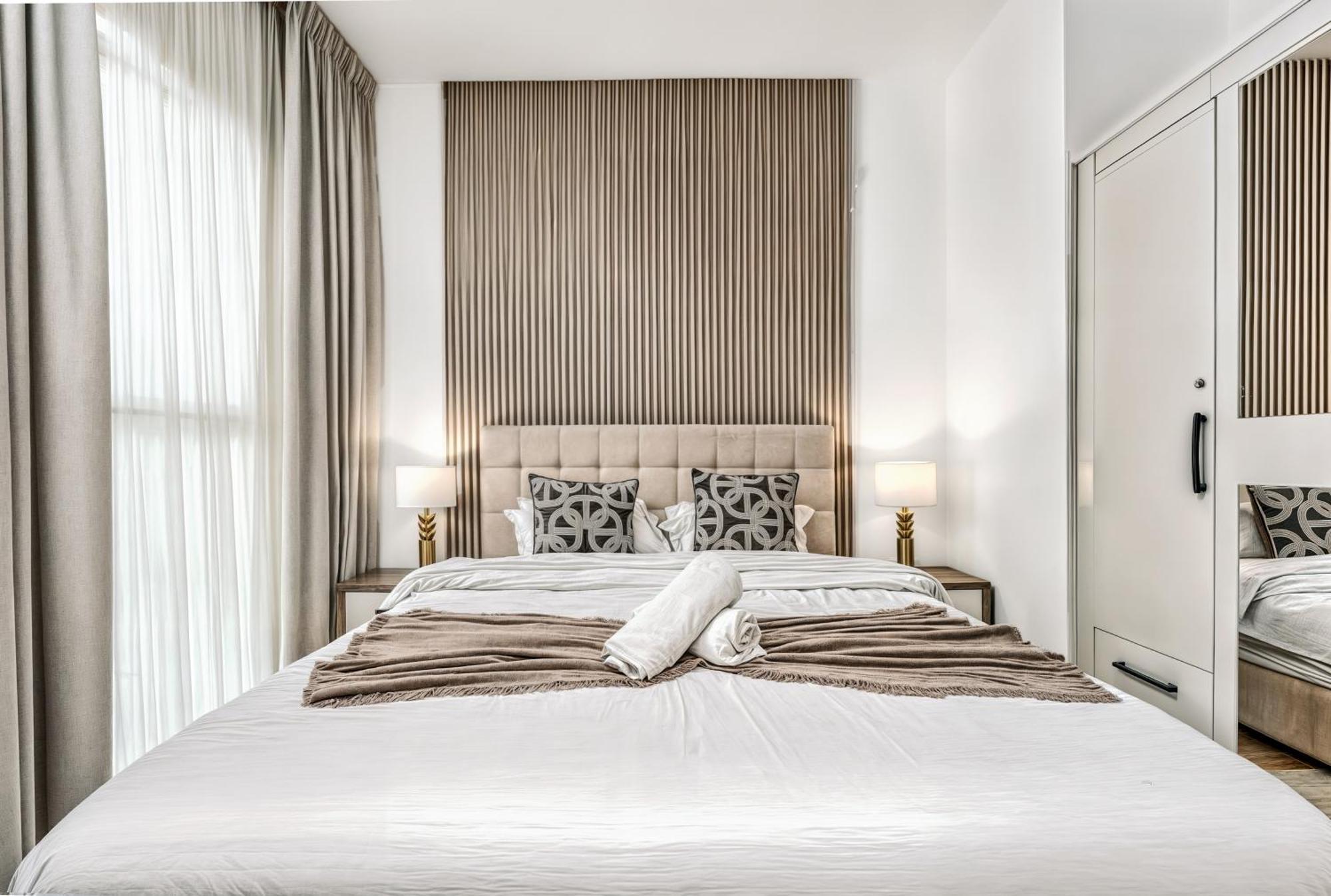 Luxury 2br, Yas Island By Ferrari World & Yas Mall Apartment *
